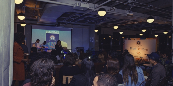 Personas participando en una conferencia