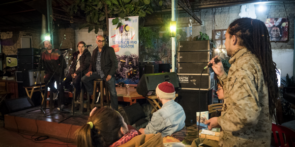 Personas en un concierto de DC en Vivo en un bar