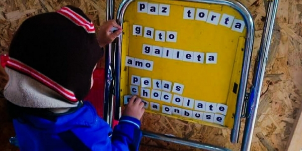 Niño jugando con letras de papel