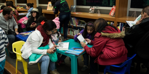 Niños y jóvenes participando en una actividad de aprendizaje.