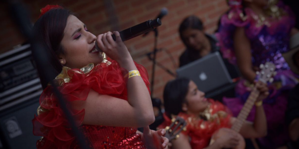 Mujer cantando