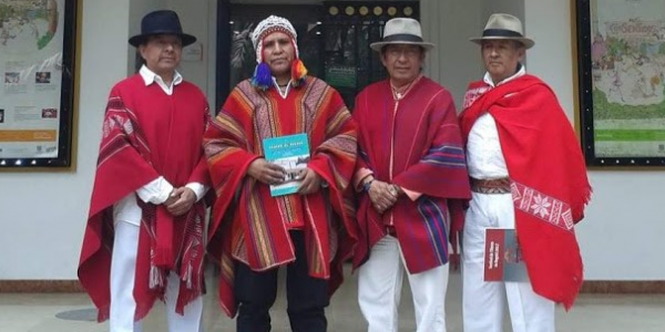 Jóvenes artistas posando para la cámara