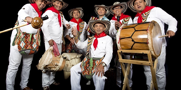 Imagen de los Gaiteros de San Jacinto posando para la cámara