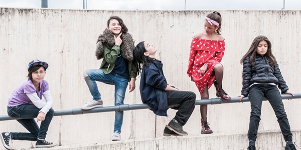 Jovenes posando para la cámara