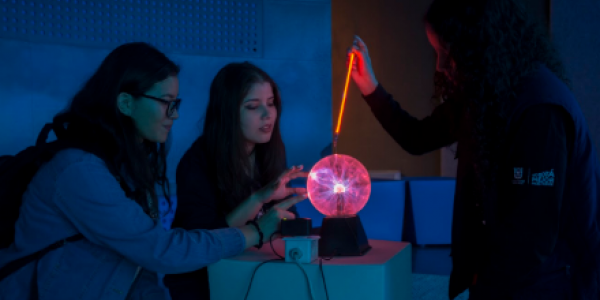  Jóvenes participando en el Club de Astronomia Maya