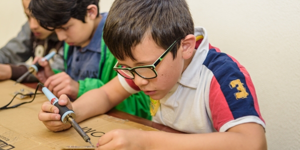 Niños participando en actividades acádemicas