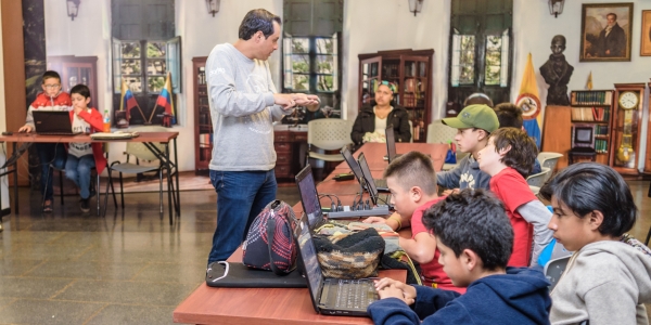 Niños y jóvenes participando en una actividad de aprendizaje.