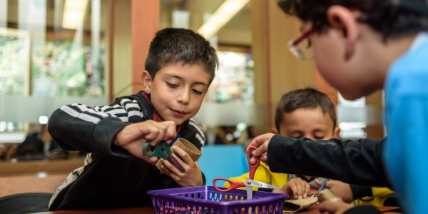 Niños participando en actividades acádemicas