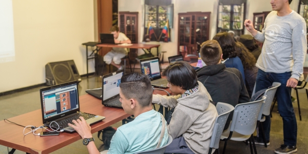 Jóvenes participando en una actividad de aprendizaje