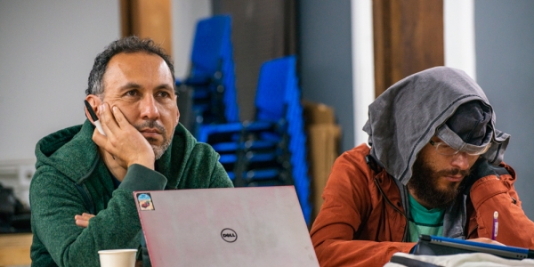 Personas atendiendo clase con computador