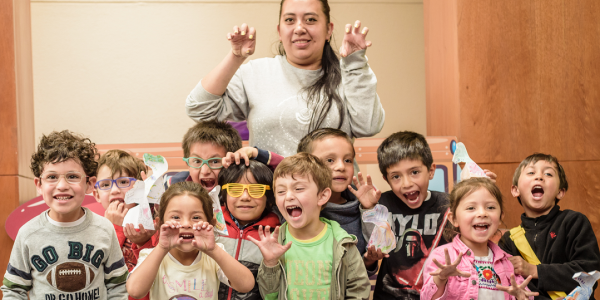 Maestra con niños