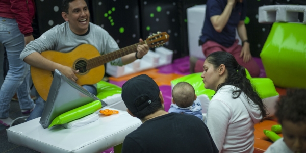 Familia participando en una actividad lúdica