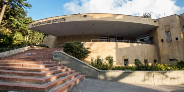 Fachada nocturna Planetario de Bogotá