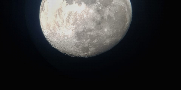 Luna blanca y grande