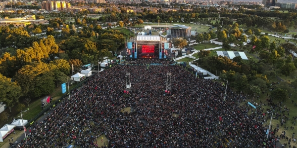 Escenario y público de rock al Parque