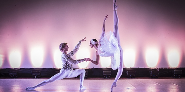 Bailarines de ballet en escena