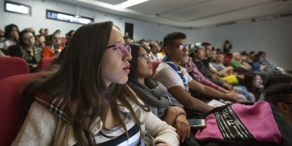 Personas participando de una lectura estelar