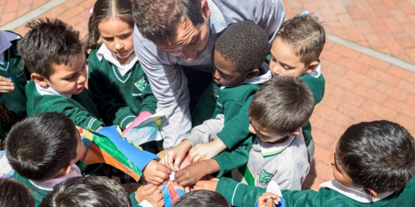 Niños y profesor en actividad 