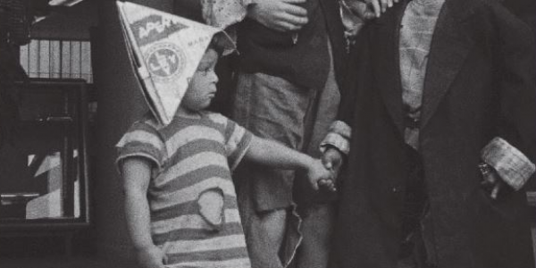 Fotofrafía de niño con gorro de papel periódico