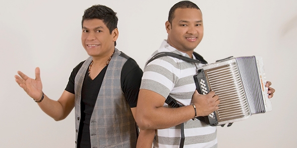 Hombres posando para foto con acordeón