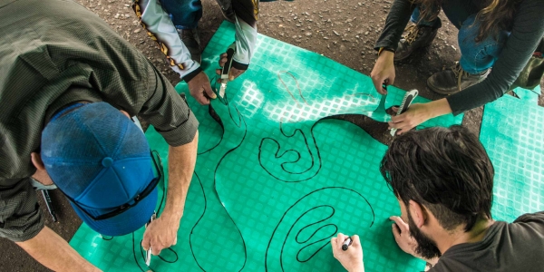 Personas participando en actividad académica