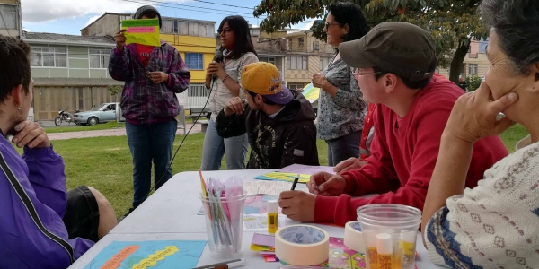 personas participando en actividad académica