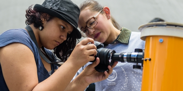 Personas con telescopio