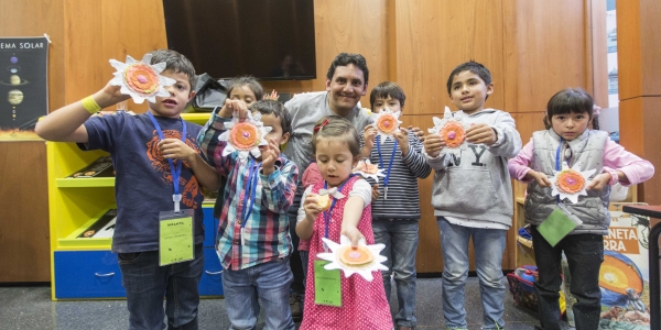 Niños participando en actividad lúdica