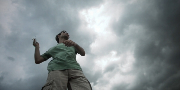 Hombre foto contrapicada y cielo