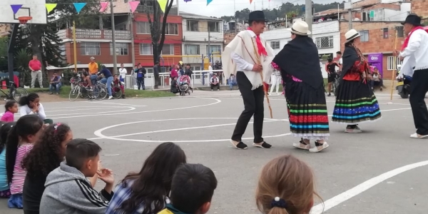 Personas danzando al aire libre