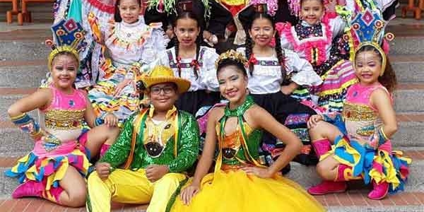 Los niños de Colombia bailan en pareja