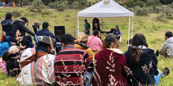 Personas participando en actividad en medio del campo