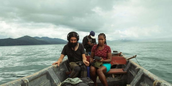 Personas en una lancha en un rio