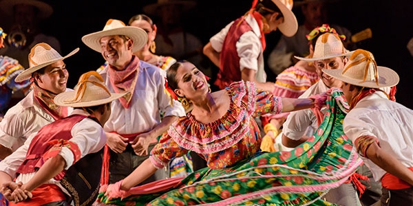 Ballet Folklórico de la Universidad de Colima