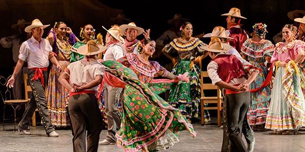 Ballet Folklórico de la Universidad de Colima