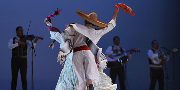 Ballet Folklórico de la Universidad de Colima