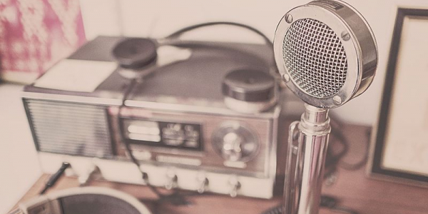 Radio y microfono - foto wikimedia commons