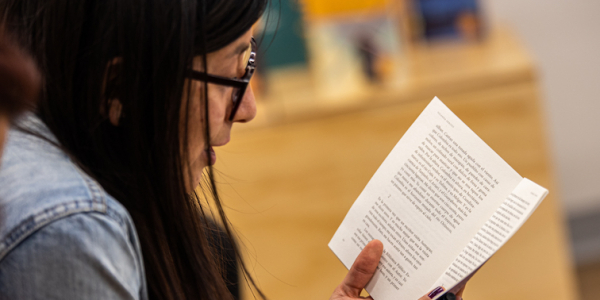 Mujer con libro