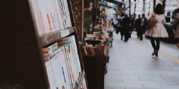 Libros en estantería