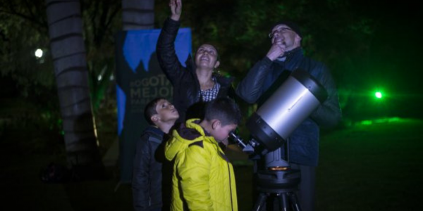 Personas en el Planetario Nocturno