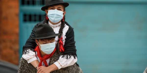 Hombre y mujer vestidos de campesinos con sombrero y ruana