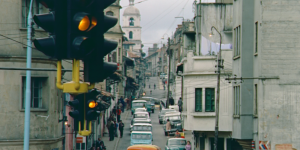 Calle de Bogotá con semáforo en amarillo Fotograma de la película  Favor correrse atrás