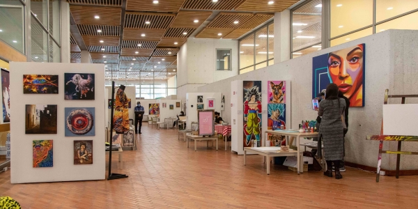 Foto de la sala de exposición de Las Ferias Locales de Arte realizada en Suba