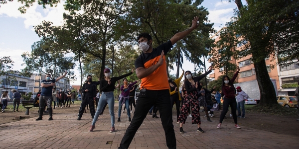 Personas danzando al aire libre.