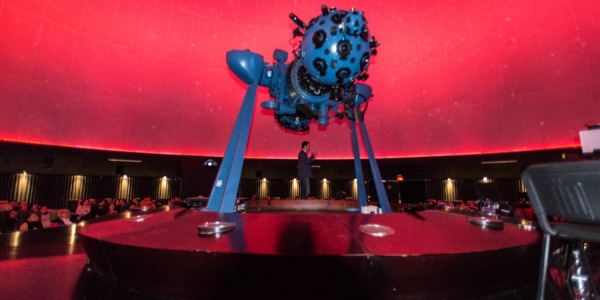 Proyector óptico mecánico en el domo con luz roja. 