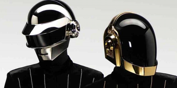 Integrantes de Daft Punk con cascos. 