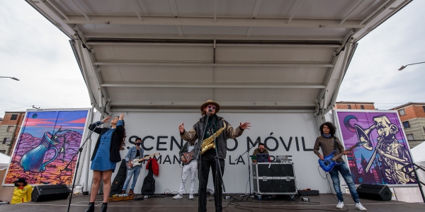 Músicos en escenario con instrumentos