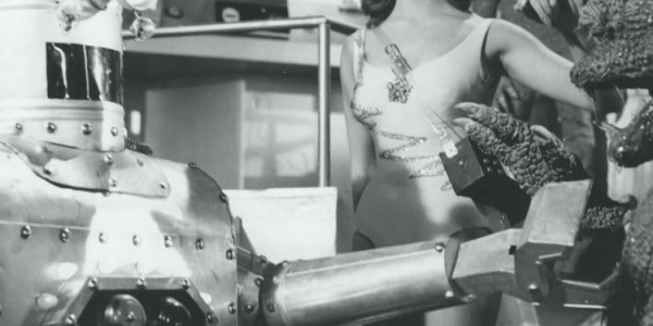 Escena cinematográfica de ciencia ficción en blanco y negro. Un robot, un dinosaurio y una persona. 