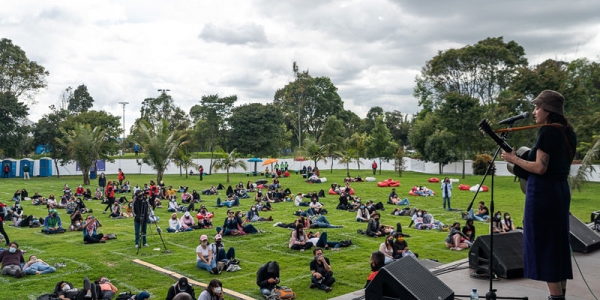 Personas en un espacio al aire libre en preparación para un concierto