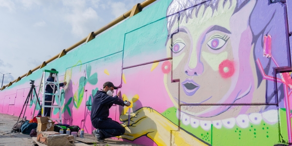 Arte urbano en el Puente de la Avenidad 1 de mayo con Avenida Boyacá, en Museo Abierto de Bogotá. Foto: Jorge Ravelo / Idartes.